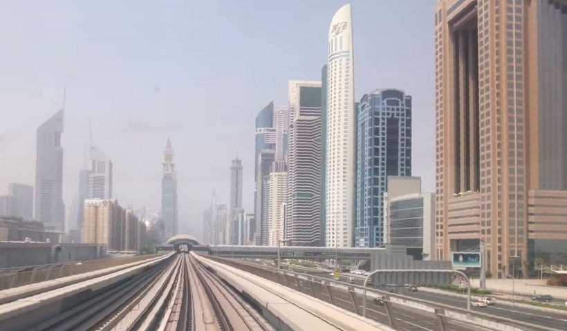 Scorcio di Dubai dalla metropolitana